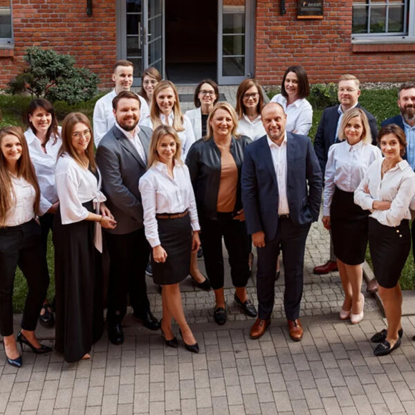 zespół Mariański Group przed kancelarią